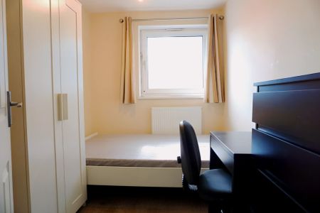4 Bed / 2 Bath - Photo 4