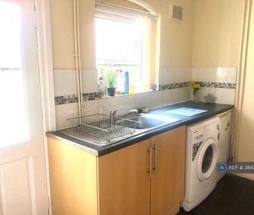 1 bedroom in a house share to rent - Photo 5