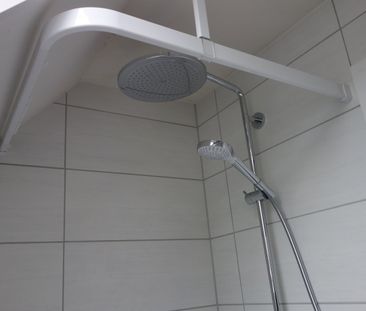 zentrale 2½ Zimmer-Dachwohnung, moderne Küche und Bad - Photo 5