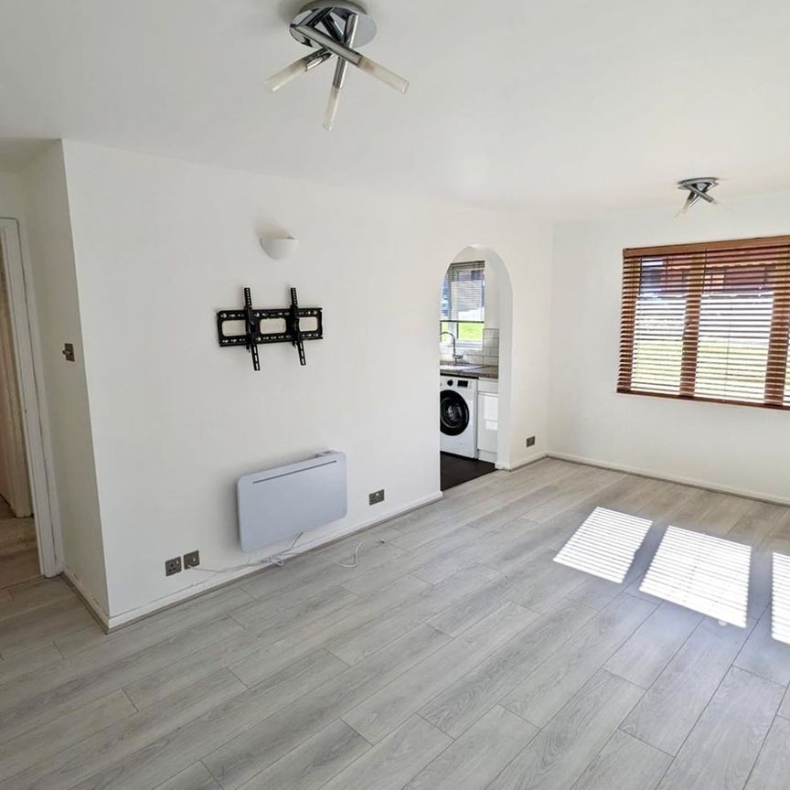 1 Bed Flat, Medesenge Way, N13 - Photo 1
