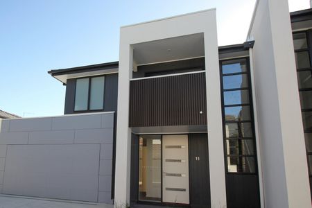 MODERN 3 BEDROOM TOWNHOUSE WITH DOUBLE GARAGE - Photo 4