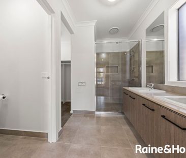 MODERN 4 BEDROOM HOME WITH ALL THE EXTRAS - Photo 5