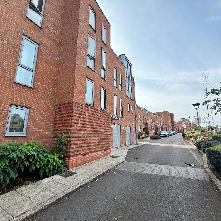 Manet Gardens, East Acton, London, W3 7BZ - Photo 1