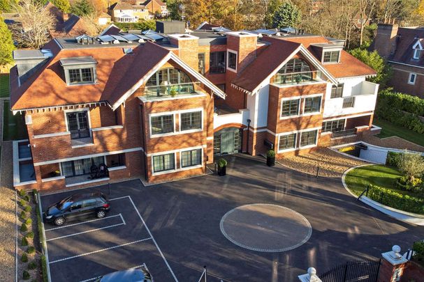 An exclusive, luxury apartment located on one of Beaconsfield's premier roads within easy reach of Beaconsfield New Town and station - Photo 1