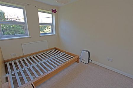 2 bedroom Flat to rent - Photo 3