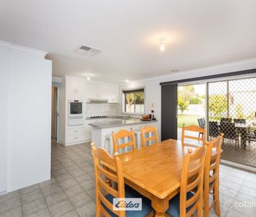 Spacious 3 bedroom, 2 bathroom home in sought-after Westside location - Photo 1