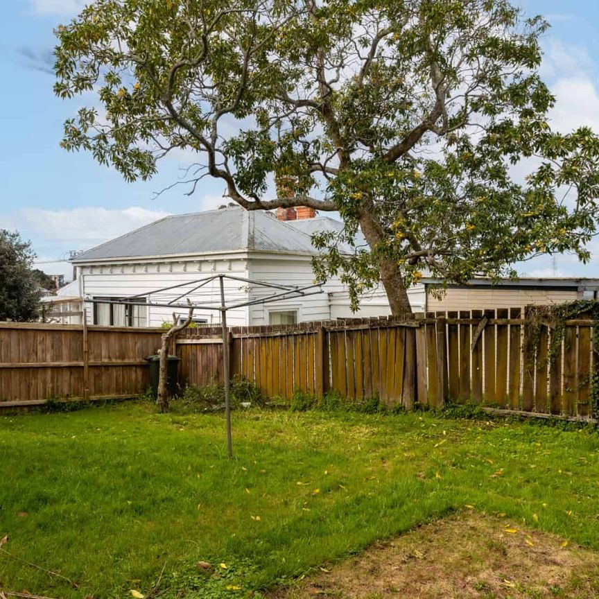 Sunny 2-Bedroom Home with Lawn, Storage & Parking - Walk to Dressmart & Dining - Photo 1