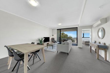 FURNISHED CBD LIVING WITH HARBOUR VIEWS - Photo 2