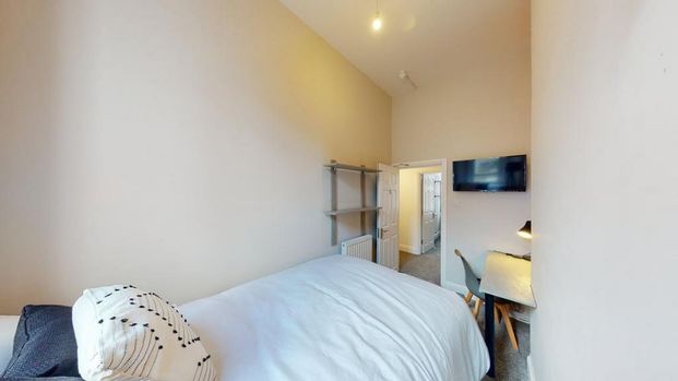 4 bedroom flat to rent - Photo 1