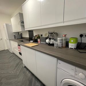 1 bed house share to rent in Renshaw Street, Burnley, BB10 - Photo 2