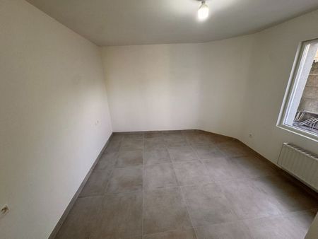 --- NIEUW --- Gerenoveerd gelijkvloers appartement met privaat terras - Foto 4