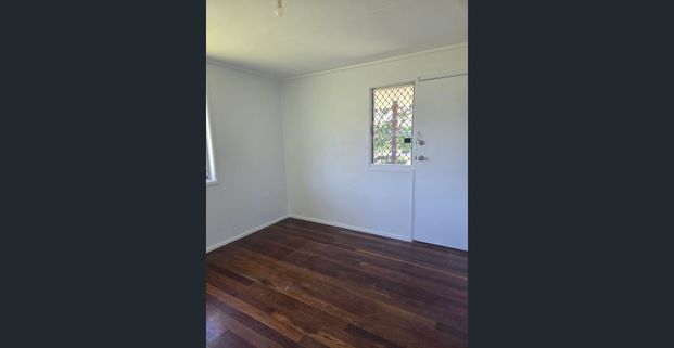 Freshly painted, New Kitchen and ready to move In - Photo 1