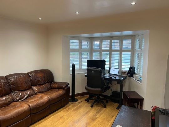 5 Bed Semi-Detached House, Leyswood Drive, IG2 - Photo 1