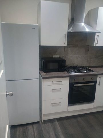 2 Bed Flat, Old Woolwich Road, SE10 - Photo 5