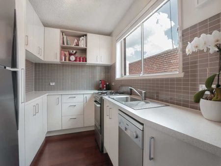 PERFECT LOCATION ON RICHMOND HILL, WELL PRESENTED 2 BEDROOM APARTMENT WITH OFF STREET PARKING! - Photo 2