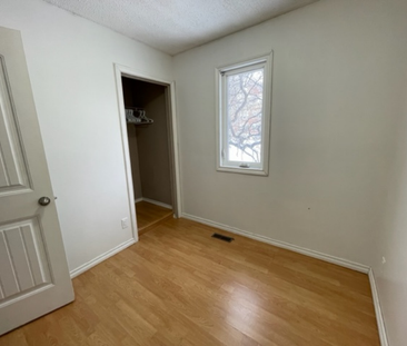 Large 3 Bedroom Duplex in Westmount - Photo 4