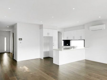 STUNNING 3 BEDROOM TOWNHOUSE IN A PRIME LOCATION - Photo 4