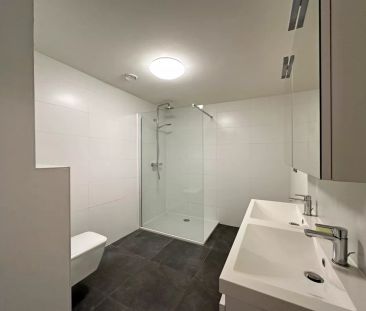 Ruim, gelijkvloers appartement met 2 slaapkamers, terras en een aut... - Photo 2