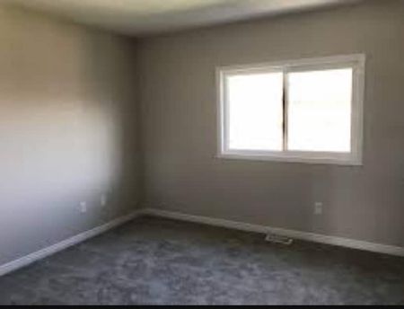 Three bedroom townhouse for rent in London Ontario - Photo 4