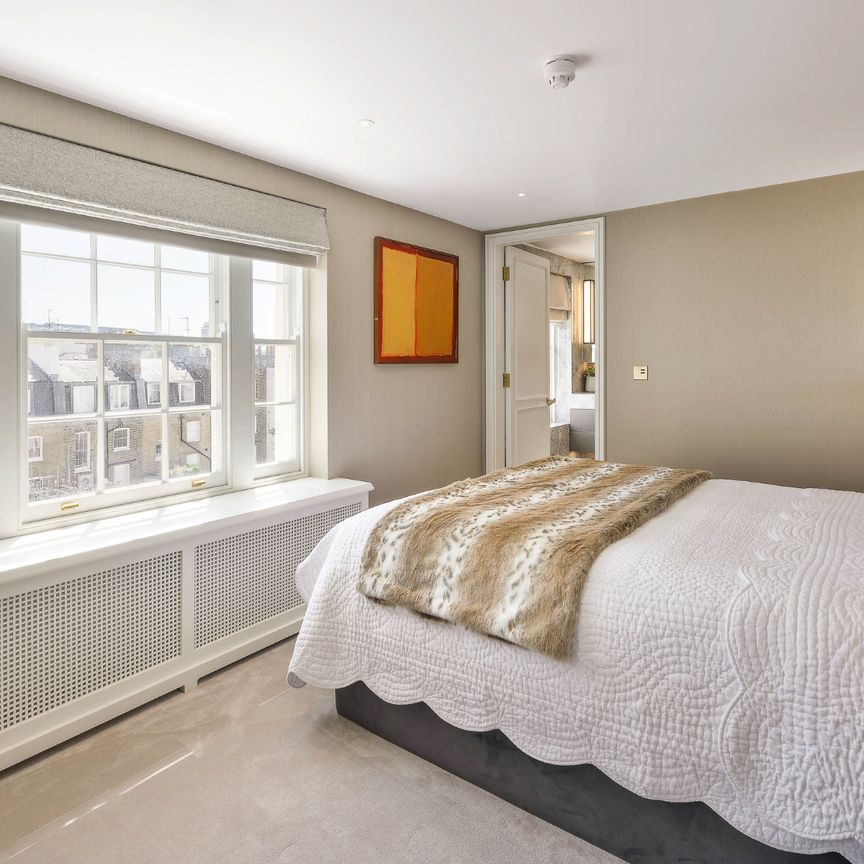 Picturesque, extensively refurbished mews house in the heart of Belgravia - Photo 1
