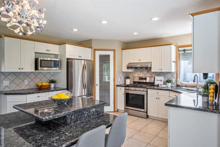 5 Br Family Home In Arbour Lake W/ Triple Garage And Private Lake Access - Photo 4