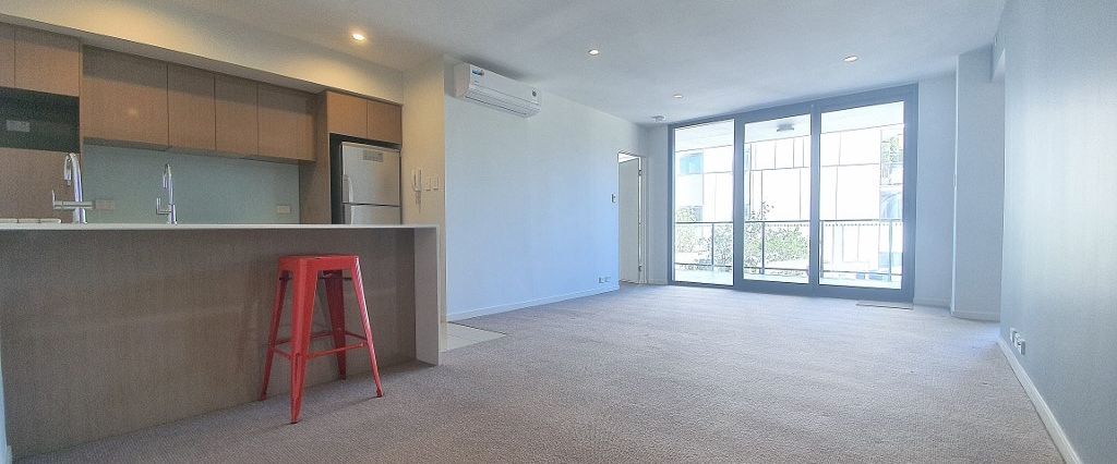 STUNNING TWO BEDROOM APARTMENT IN PRIME LOCATION - Photo 1