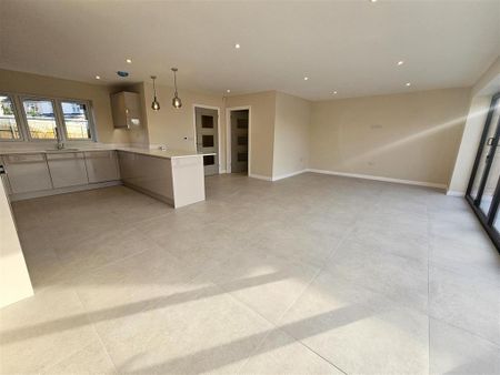 4 bedroom detached house to rent - Photo 2