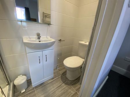 1 bedroom in a house share to rent - Photo 4