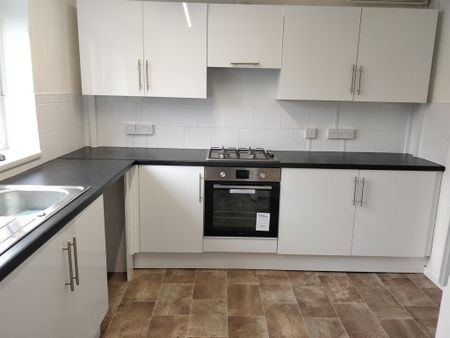 3 bedroom semi-detached house to rent - Photo 3