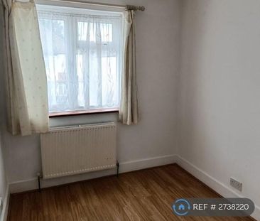 4 bedroom semi-detached house to rent - Photo 2