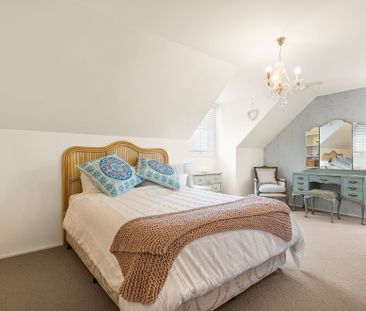 Unique 4 Bedroom Charismatic Family Home With Garage - Photo 6