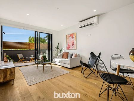 Classy Contemporary Living, Convenient Location - Photo 3