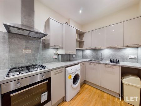 2 bedroom flat to rent - Photo 2