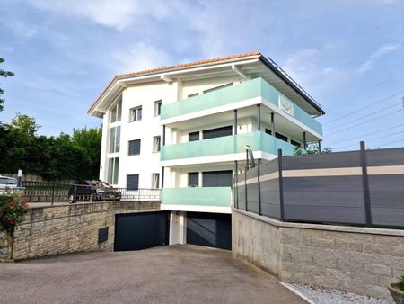 LUMINOUS, STATELY, IN THE ATIC - Photo 2