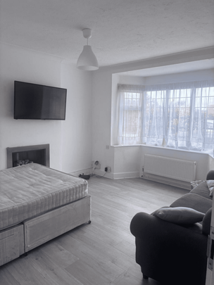 5 bedroom semi-detached house to rent - Photo 1