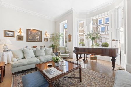 A magnificent ground and lower ground maisonette situated in a stucco-fronted period building on the corner of Elvaston Place and Gore Street in the heart of South Kensington. Minimum Tenancy Length: 12 months EPC rating C | CounciL Tax Band G - Photo 4