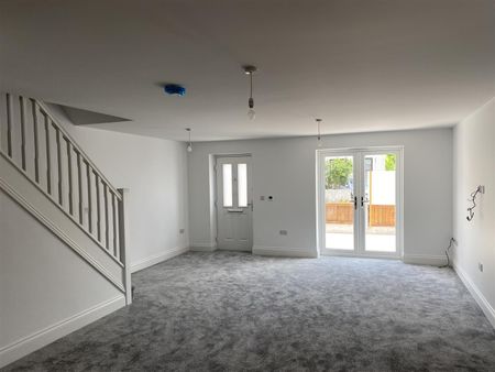 3 Bedroom Maisonette - Photo 4