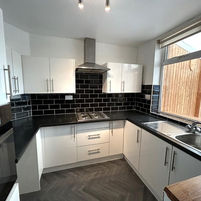2 bedroom terraced house to rent - Photo 1