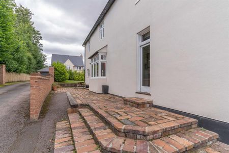 4 bedroom detached house to rent - Photo 2