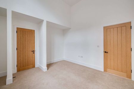 Beautifully restored lateral apartment offering exceptional space and timeless design - Photo 2