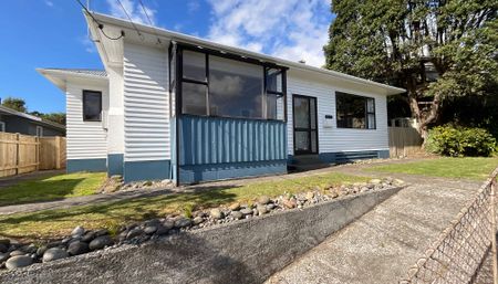 ELEVATED THREE BEDROOMS IN A PRIME LOCATION - Photo 4