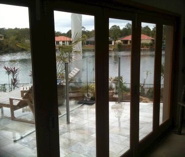 Helensvale - Photo 1