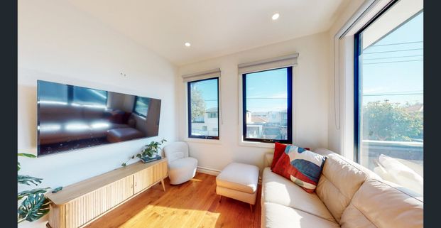 CHIC TOWNHOUSE CLOSE TO EVERYTHING - Photo 1