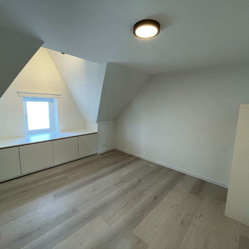Exclusief één slaapkamer DAK-APPARTEMENT met ruim terras en openlucht autostandplaats - Photo 1