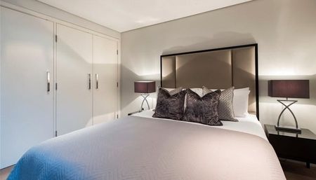 This apartment steals the show with amazing views from its beautiful south-facing Terrace. Along with this comes a stunning, spacious (912sq ft) interior-designed apartment, set within the heart of the Paddington Basin. EPC Rating B | Council Tax Band G - Photo 4