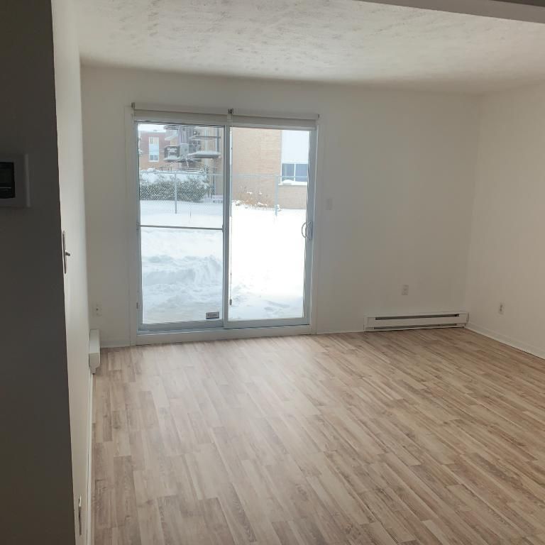 $1055, 4 1/2 au rez-de-chaussée pour juillet - Photo 1
