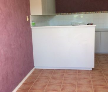 Comfortable 2 Bedroom Unit in Quiet Location - Photo 1