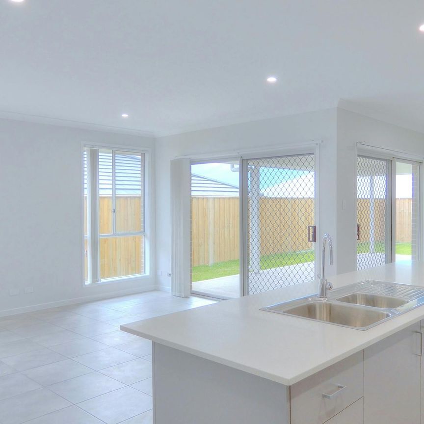 5 Bedrooms - Stylish and Spacious - Photo 1