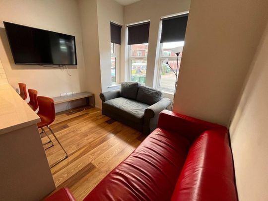 3 bedroom Flat To Let - Photo 1