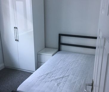 5 Bed Semi-Detached House, Broadlands Road, SO17 - Photo 2